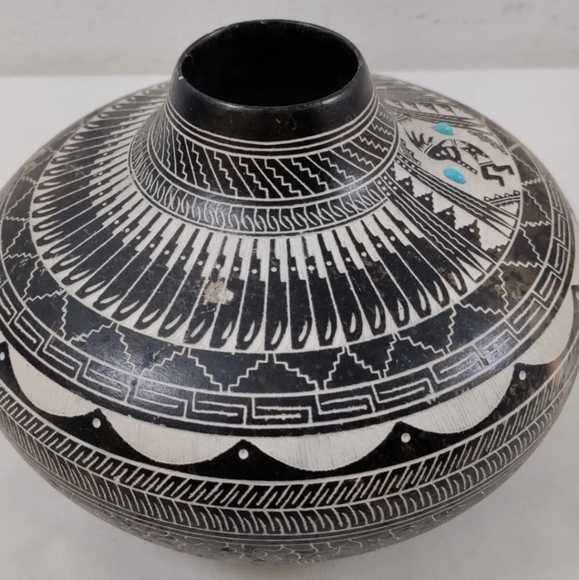 Beautiful Navajo Pottery Etched Seed Pot by Myron Charley With Inlaid Turquoise - Picture 5 of 12